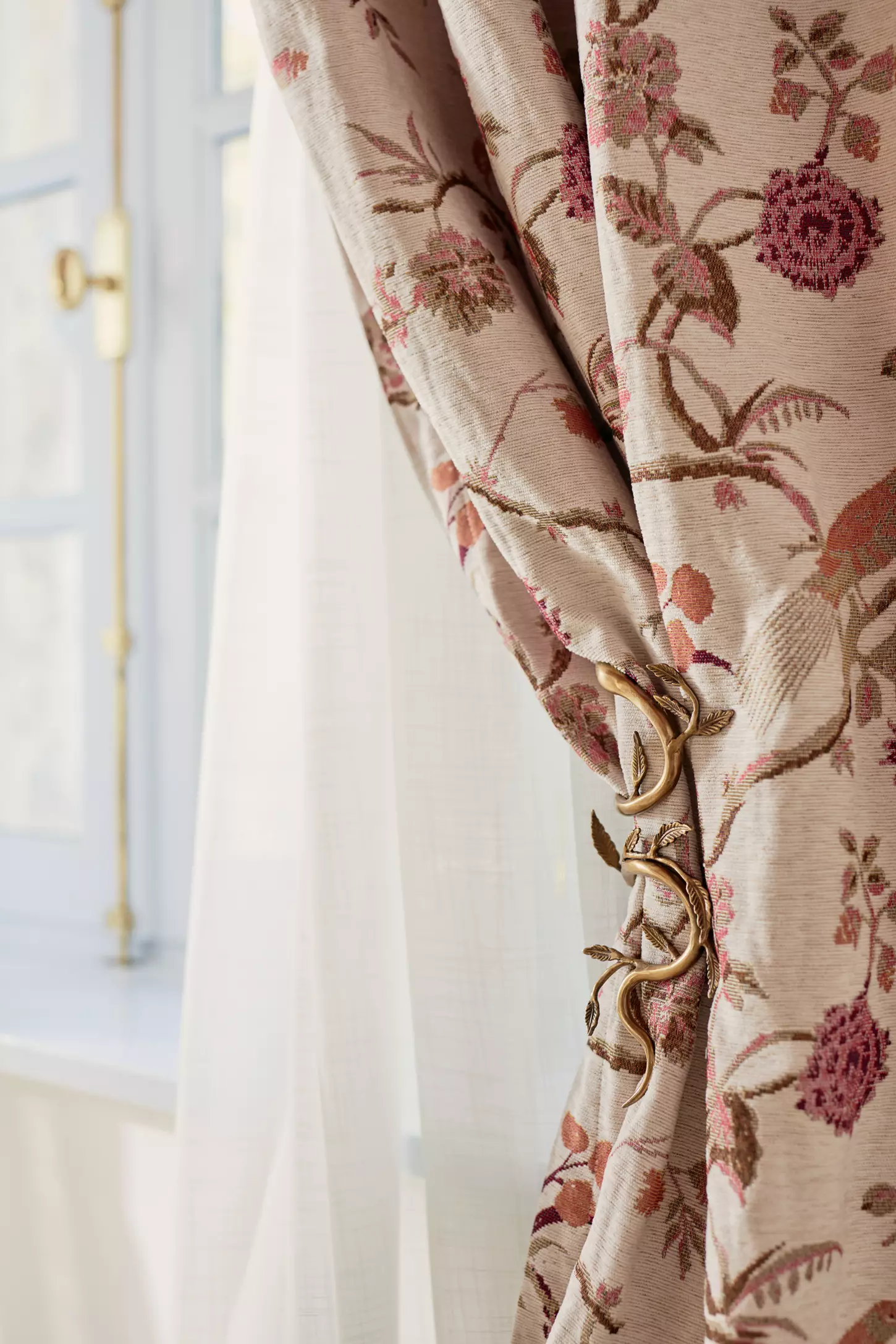 Serpentine Curtain Tieback